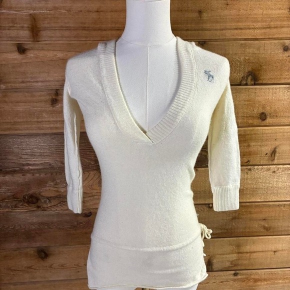 Abercrombie & Fitch Sweaters - Y2K Women's Cream Abercrombie & Fitch sweater with elk embroidery